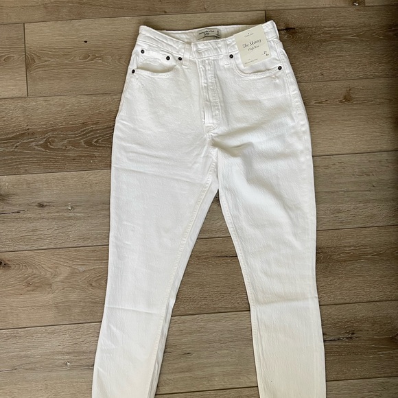 Never worn with tags : Abercrombie curve love skinny jeans. - Picture 4 of 11
